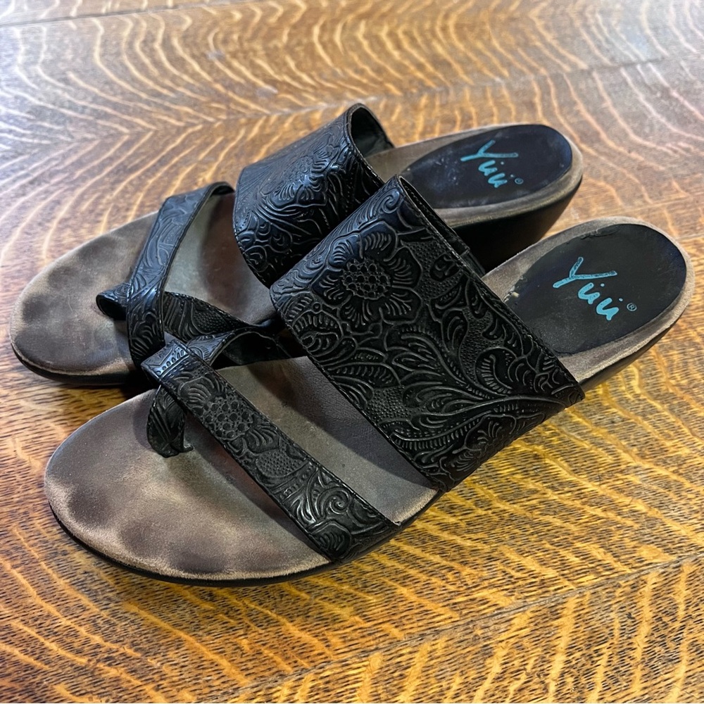 Yuu Black Embossed Women's Wedge Sandals